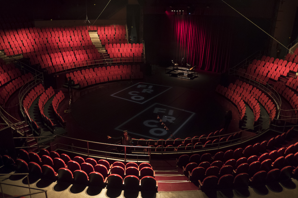 The red interior of Teatro Circo Price