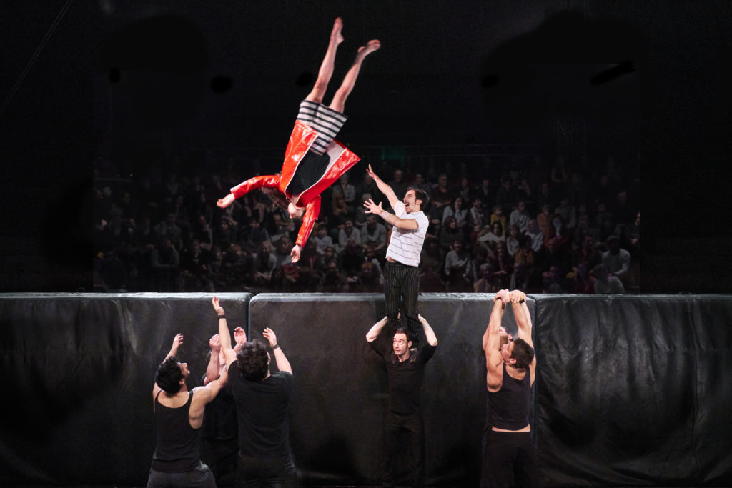 acrobats in Akoreacro show Dans Ton Coeur