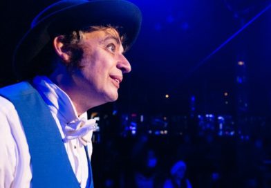 Ukrainian clown Misha Usov, in profile view, looks out at the audience at the Cirque Noel de Bale
