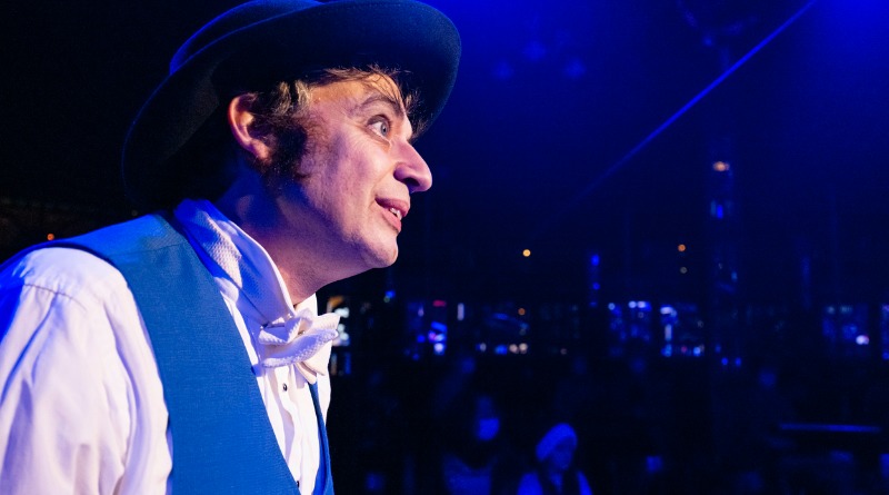 Ukrainian clown Misha Usov, in profile view, looks out at the audience at the Cirque Noel de Bale