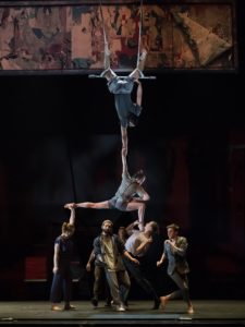 Group acrobatics act in Passagers by Les 7 Doigts