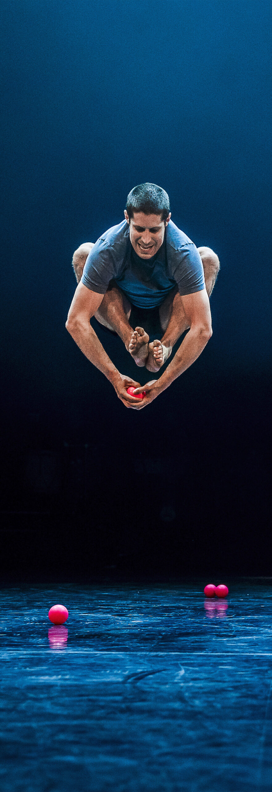 Gaby Merz photograph of juggler Miguel Gigosos Ronda performing at the FIRCO festival