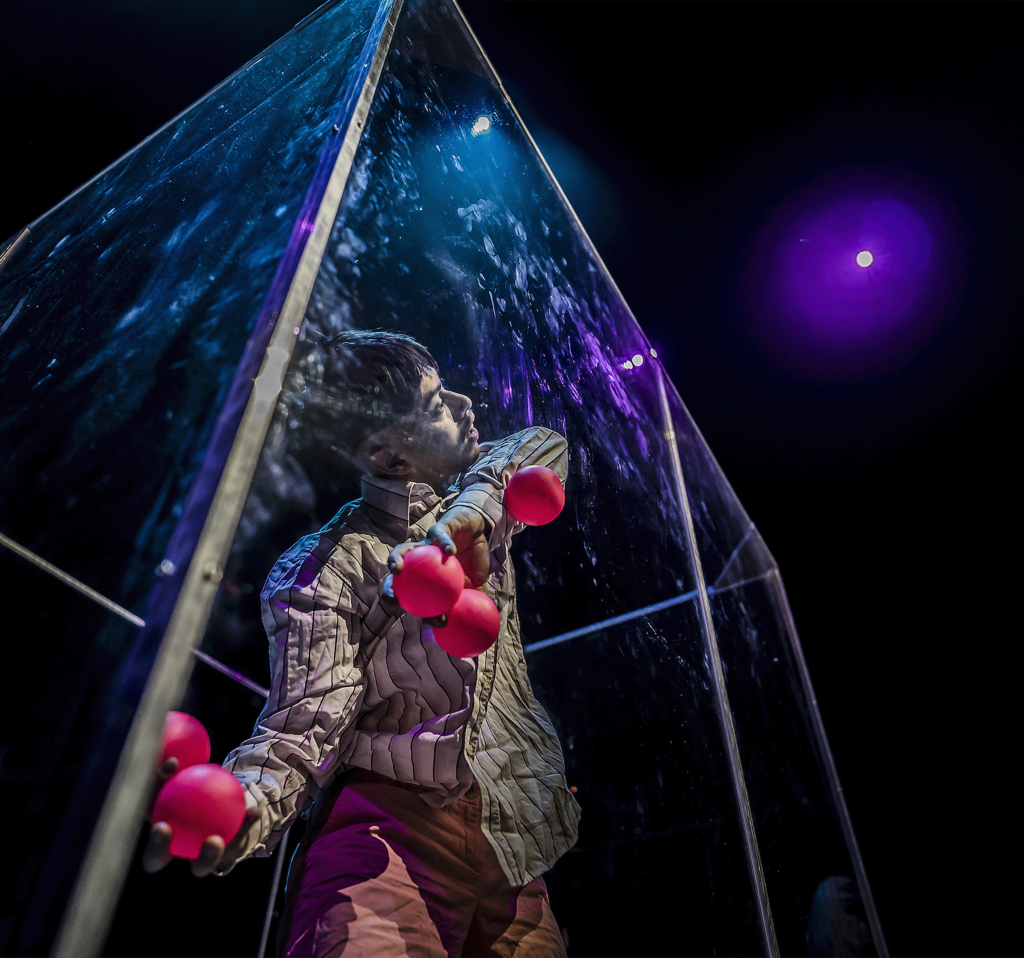 Gaby Merz photograph of juggler Alonso Gonzalez Barria at the FIRCO festival