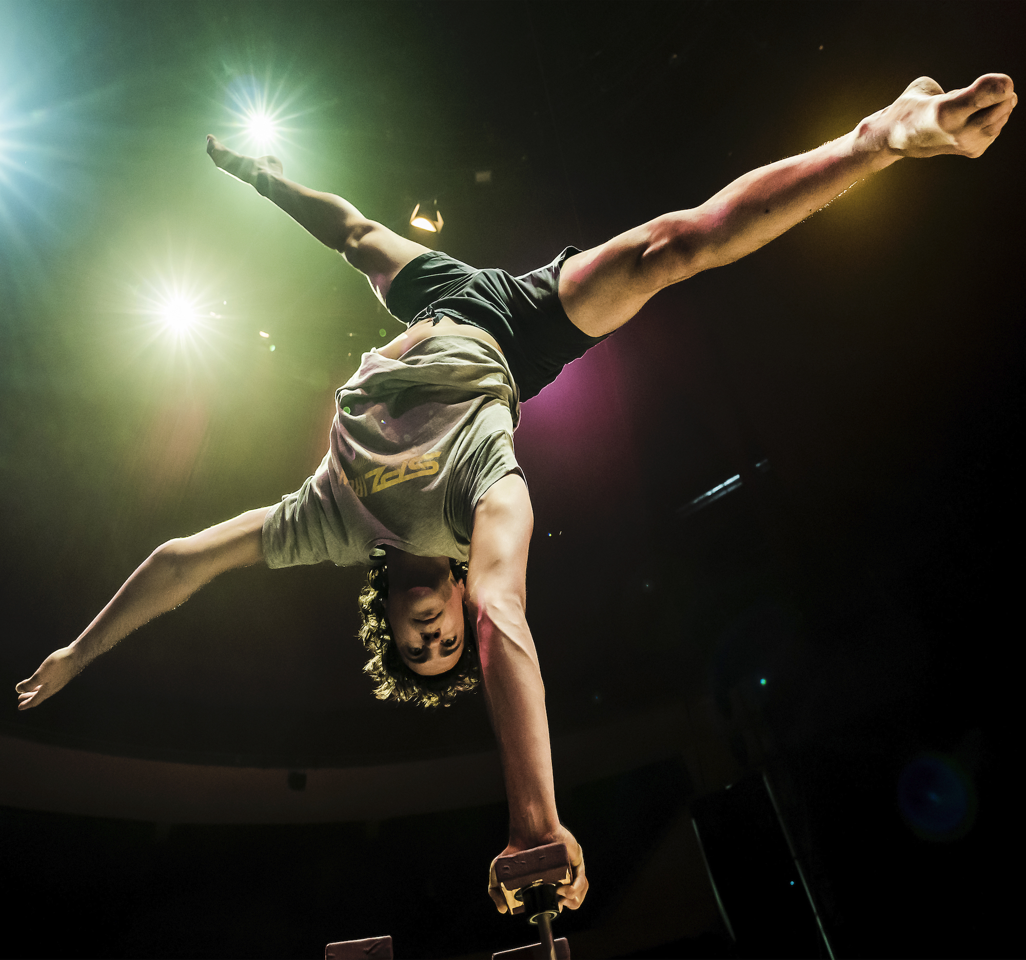 Gaby Merz photograph of hand balancer Juan Carlos Panduro performing on stilts at the FIRCO festival