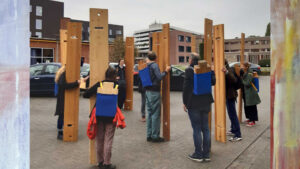“Bench Invasion”: the Pop-Up Show That Sits With Audiences