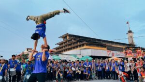 Outdoor acrobatic performance at the 2022 Tini-Tinou Festival